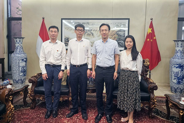 大唐印尼米拉务公司董事长拜访中国驻印尼经济商务参赞吴志伟.jpg