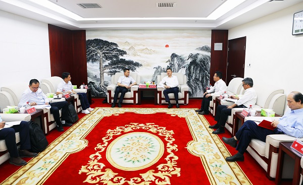 5.22-贾炳军会见东方电机党委书记、董事长鄢志勇.jpg