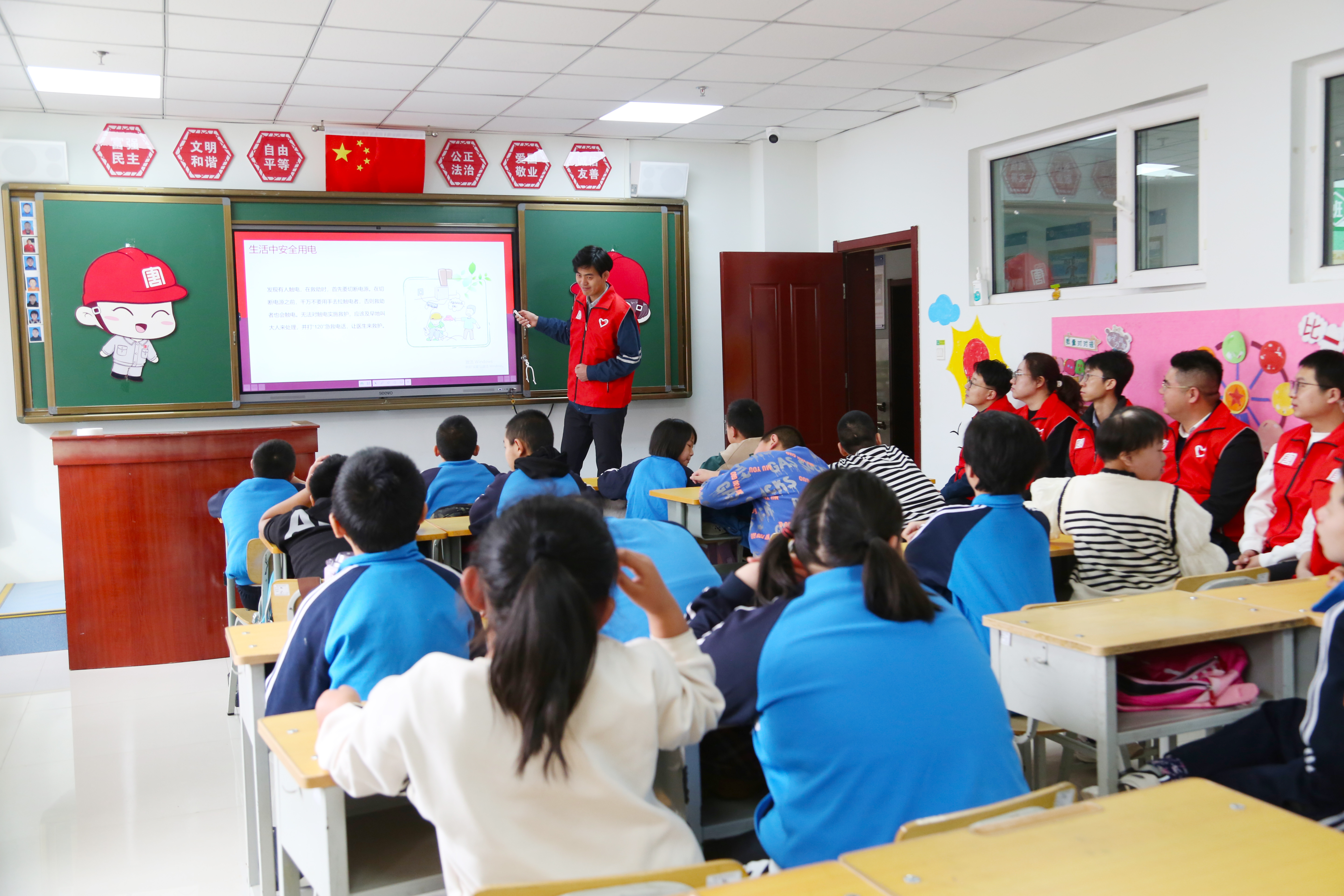 【现场风采】蒙西新能源事业部：第十四年走进特殊学校献爱心 (1).jpg